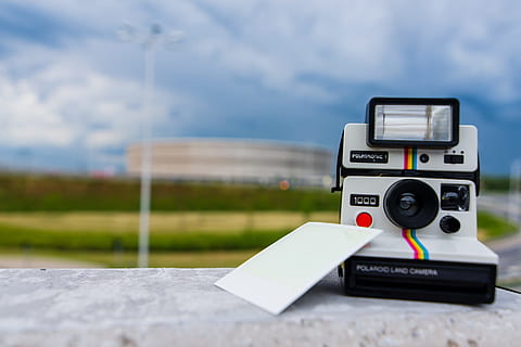 Polaroid, càmera, objecte, foto, captura, polatronic, tecnologia, temes de fotografia, núvol - cel, cel, càmera - equip fotogràfic, cap gent, naturalesa, dia, a l'aire lliure, comunicació, primer pla, equip fotogràfic, càmera digital, enfocament selectiu, indústria, còpia espai, centrar-se en primer pla, activitat, 1080P, CC0, domini públic, lliure de regalies