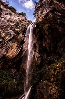 lav, vinkelfotografering, vandfald, kaskade, miljø, bjerg, natur, naturskøn, strøm, scenics - natur, lang eksponering, bevægelse, skønhed i naturen, vand, klippe, flydende vand, ingen mennesker, rock formation, lav vinkel visning, sløret bevægelse, ikke-urbane scene, rock-objekt, himmel, træ, dag, udendørs, faldende vand, flyder, magt i naturen, formation, 5K, CC0, offentligt domæne, royaltyfrie