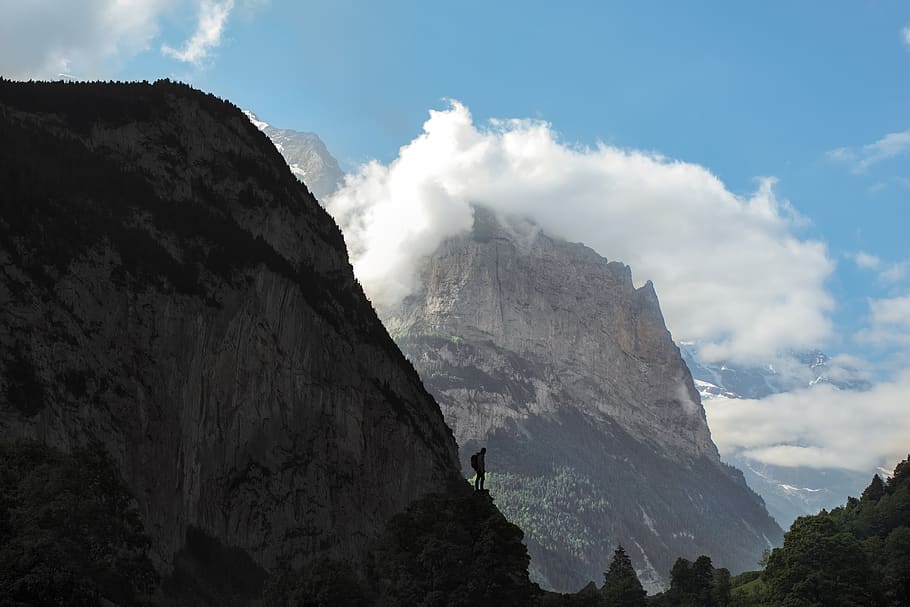 bjerge, himmel, landskab, skyer, klatrer, Lauterbrunnen, Schweiz, bjerg, scenics - natur, skønhed i naturen, sky - himmel, rolig scene, ikke-urbane scene, bjergkæde, klippe, ro, lav vinkel visning, natur, dag, idyllisk, miljø, formation, rock-objekt, Rocky Mountains, solid, fjern, bjergtop, ingen mennesker, udendørs, 5K