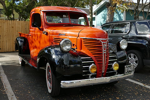 oldtimer, automatyczny, klasyczny, pojazd, automobilowy, retro, antyczny, pkw, nostalgia, amerykański, środek transportu, transport, pojazd lądowy, pojazd silnikowy, samochód, ulica, Miasto, w stylu retro, dzień, nieruchomy, reflektor, staromodny samochód, żadnych ludzi, parking, na dworze, Droga, uszkodzony, opuszczony, metal, garaż, złomowisko, 5K, CC0, domena publiczna, darmowe zdjęcia