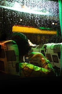 persona all'interno del bus, finestra, una persona, vetro - materiale, modo di trasporto, in casa, interno del veicolo, trasparente, persone reali, mezzi di trasporto, trasporto pubblico, seduta, filtro di post produzione automatico, pioggia, multicolore, treno, rilassamento, veicolo terrestre, bagnato, bicchiere, in attesa, 5K, CC0, dominio pubblico, privo di copyright