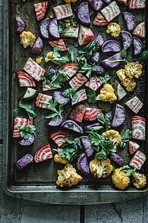 primer pla de verdures, vegetals, pis pla, remolatxa, herba, coriandre, vegetarià, vegà, safata, sopar, taula, edgarraw, rave, arrel, al forn, verdures, menjar, gourmet, carn, frescor, cuinar, alimentació saludable, berenar, primer pla, a la graella, dinar, refresc, cultures, fons, vermell, vaixella, variació, material de fusta, marisc, estiu, Barbacoa, cap gent, fer dieta, placa, cuit, vedella, naturalesa, 5K, CC0, domini públic, lliure de regalies