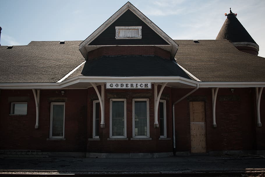 goderich, Canadà, edifici, estació de tren, arquitectura, estructura construïda, exterior de l'edifici, cel, dia, cap gent, naturalesa, a l'aire lliure, finestra, núvol - cel, frontó, façana, sostre, casa, text, destinacions de viatge, ciutat, comunicació, guió occidental, 5K