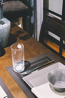 tomt drikkeglas, træ, møbel, bord, 40-1 hangangno 3 (sam) -ga, Sydkorea, hangangno 3 (sam) -ga, glas, krydsfiner, krukke, bordplade, kande, hårdttræ, flaske, spisebord, gulve, keramik, kaffebord, kop, vase, vandkande, husholdningsudstyr, vand, mad og drikke, indendørs, drikkeglas, træ - materiale, drikke, drikker vand, ingen mennesker, stilleben, høj vinkel visning, forfriskning, gennemsigtig, natur, beholder, glas - materiale, fokus på forgrunden, bakke, porcelæn, 5K, CC0, offentligt domæne, royaltyfrie