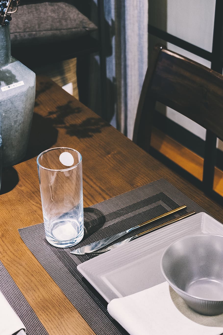 tomt drikkeglas, træ, møbel, bord, 40-1 hangangno 3 (sam) -ga, Sydkorea, hangangno 3 (sam) -ga, glas, krydsfiner, krukke, bordplade, kande, hårdttræ, flaske, spisebord, gulve, keramik, kaffebord, kop, vase, vandkande, husholdningsudstyr, vand, mad og drikke, indendørs, drikkeglas, træ - materiale, drikke, drikker vand, ingen mennesker, stilleben, høj vinkel visning, forfriskning, gennemsigtig, natur, beholder, glas - materiale, fokus på forgrunden, bakke, porcelæn, 5K