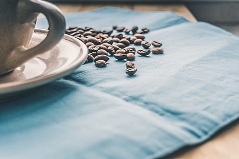 nero, chicchi di caffè, blu, tessile, prima colazione, Marrone, caffeina, avvicinamento, caffè, tazza di caffè, bevanda al caffè, tazza, luce del giorno, bere, in casa, boccale, chicchi di caffè tostato, piattino, tavolo, natura morta, chicco di caffè tostato, cibo e bevande, messa a fuoco selettiva, cibo, nessuno, caffè - bevanda, freschezza, vista dall'alto, grande gruppo di oggetti, copia spazio, uno stile di vita sano, giorno, 5K, CC0, dominio pubblico, privo di copyright