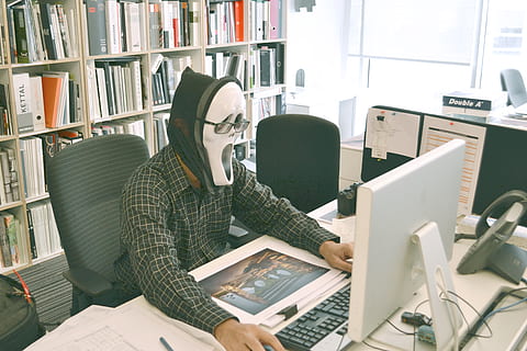 computer, tastiera, studia, attività commerciale, scuola, lavoro, scrivania, tavolo, biblioteca, ufficio, formazione scolastica, persone, uomo, maschera, occhiali, sedia, finestre, cremagliera, mensola, tecnologia, comunicazione, tecnologia wireless, seduta, una persona, mobilia, connessione, il computer portatile, adulto, giovane adulto, in casa, computer fisso, libro, attrezzatura informatica, schermo del computer, scaffale, usando il portatile, 4K, CC0, dominio pubblico, privo di copyright