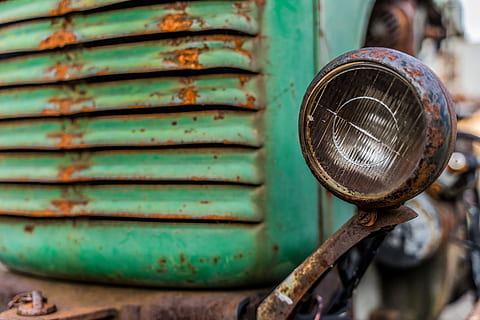 trattore, vecchio, vecchi tempi, retrò, classico, veicolo, Vintage ▾, nostalgia, riflettore, ruggine, trasporto, antico, arrugginito, traffico, relitto, decadimento, rotto, verde, luce, agricoltura, bauer, metallo, giorno, concentrarsi sulle conoscenze acquisite, faro, modo di trasporto, avvicinamento, mezzi di trasporto, veicolo terrestre, nessuno, in stile retrò, all'aperto, corri giù, attrezzatura per l'illuminazione, intemperie, obsoleto, colore verde, abbandonato, 5K, CC0, dominio pubblico, privo di copyright