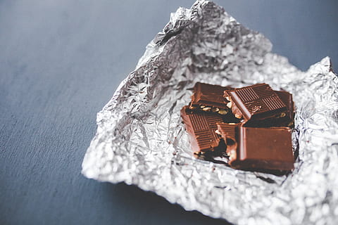 sjokoladebiter, Aluminiumsfolie, sukkertøy, sjokolade, stilleben, innendørs, ingen folk, nærbilde, bord, høy vinkel visning, studio skudd, krøllet, selektiv fokusering, vinter, krystall, søt mat, papir, kaldtemperatur, grå, sjokoladeplate, mat og Drikke, snø, natur, sølvfarget, snødekte fjell, 5K, CC0, offentlig domene, opphavsrett gratis