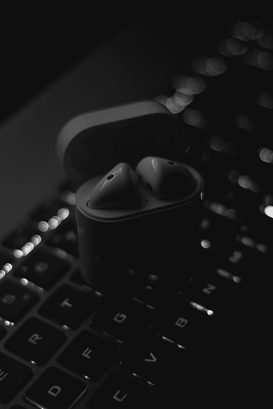 computer, elettronica, hardware, computer hardware, tastiera del computer, tastiera, pc, tazza, tazza di caffè, topo, il computer portatile, dito, figurina, tenere sotto controllo, schermo, display, Schermo a cristalli liquidi, chip elettronico, veranda, gioco, tecnologia, in casa, comunicazione, avvicinamento, attrezzatura informatica, connessione, numero, testo, vista dall'alto, nessuno, lettera, sceneggiatura occidentale, tavolo, messa a fuoco selettiva, 5K