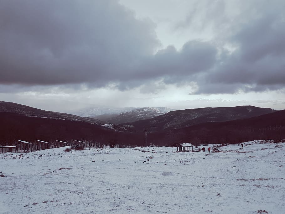 vinter, landskaber, træer, fyrretræ, strukturer, træ, bjerge, Alperne, sne, natur, skyer, vind, mennesker, kold temperatur, sky - himmel, himmel, scenics - natur, bjerg, miljø, landskab, skønhed i naturen, rolig scene, ro, ikke-urbane scene, arkitektur, dag, jord, bjergkæde, ingen mennesker, snedækket bjerg, skisportssted, 4K