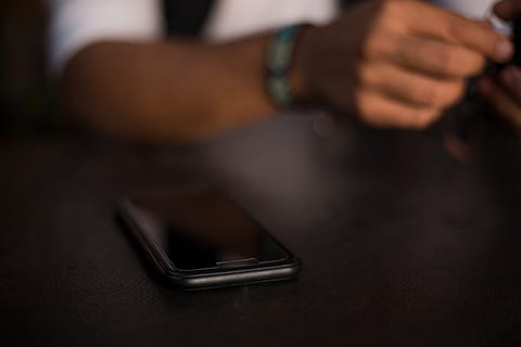 sort, iphone, bord, celle, mobiltelefon, apparat, transportabel, selektiv fokusering, smartphone, teknologi, trådløs teknologi, meddelelse, en person, smart telefon, forbindelse, voksen, bærbar informationsenhed, bedrift, tæt på, telefon, herrer, indendørs, tekstbeskeder, forretningsmand, menneskelig kropsdel, 5K, CC0, offentligt domæne, royaltyfrie