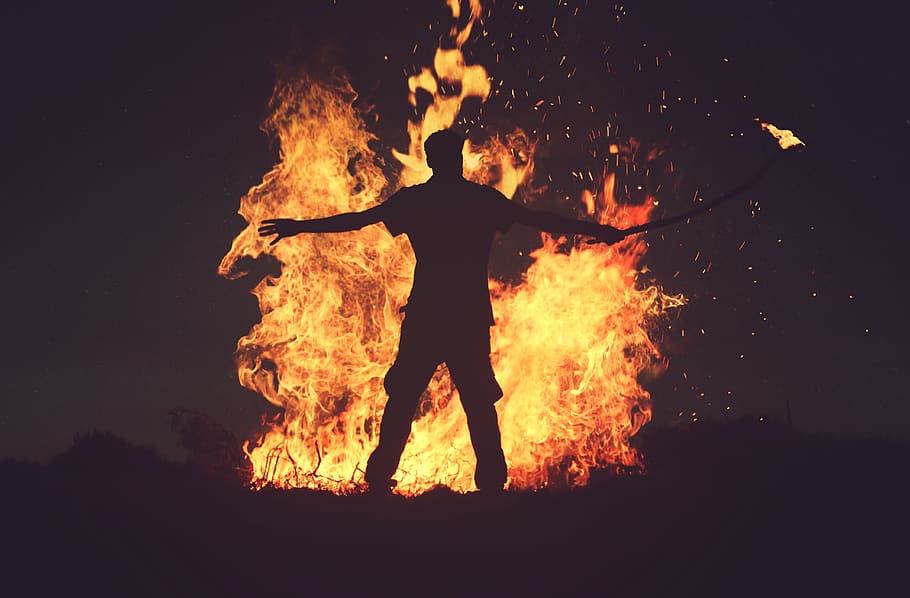 brand, vlam, vreugdevuur, donker, nacht, warmte, brandhout, licht, mensen, man, vent, alleen, silhouet, brandend, vuur - natuurverschijnsel, warmte - temperatuur, een persoon, staand, waarschuwingsbord, natuur, teken, mannen, Oranje kleur, echte mensen, communicatie, beweging, risico, achteraanzicht, menselijke arm, 4K