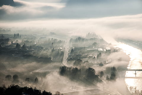 boira, sol, godrays, raigs solars, paisatge, ciutat, bellesa a la natura, núvol - cel, escenics - natura, arbre, cel, tranquil·litat, escena tranquil·la, cap gent, planta, naturalesa, medi ambient, dia, a l'aire lliure, idíl·lic, raig de sol, escena no urbana, vista d’angle alt, nebulós, 4K, CC0, domini públic, lliure de regalies