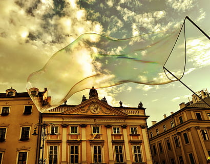 Rynek, architettura, struttura costruita, esterno dell'edificio, nuvola - cielo, cielo, costruzione, Inquadratura dal basso, natura, nessuno, città, giorno, all'aperto, finestra, storia, il passato, tramonto, scultura, quartiere residenziale, 2K, CC0, dominio pubblico, privo di copyright