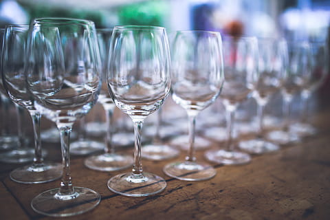 copes de vi buides, buit, passel, vi, vidre, taula, copa, cap gent, menjar i beguda, centrar-se en primer pla, refresc, equipament per a la llar, Copa de vi, beure, vidre - material, alcohol, a l'interior, transparent, arranjament, primer pla, natura morta, enfocament selectiu, negocis, comptador de barres, 5K, CC0, domini públic, lliure de regalies