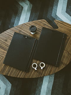 dva, Černá, knih, stůl, káva, flatlay, útulný, interiér, kavárna, pracovního prostoru, počítač, laptop, lenovo legie, lenovo, espresso, portfolia, vysoký úhel pohledu, uvnitř, dřevo - materiál, stálý život, nikdo, technologie, hudba, přímo nad, slunečního světla, detail, jídlo a pití, bezdrátové technologie, retro stylu, napít se, pohár, občerstvení, den, záznam, 4K, CC0, veřejná doména, bez autorských práv