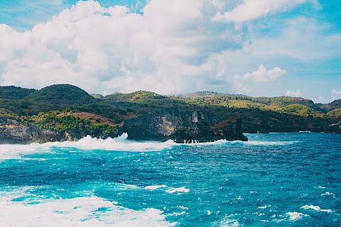 olas del mar, estrellarse, piedra, bahía, playa, nubes, luz, isla, paisaje, naturaleza, Oceano, al aire libre, arena, escénico, mar, marina, costa, cielo, verano, viaje, tropical, turquesa, agua, olas, belleza en la naturaleza, paisajes - naturaleza, nube - cielo, frente al mar, escena tranquila, día, tranquilidad, nadie, montaña, idílico, tierra, rock, color turquesa, movimiento, 5K, CC0, dominio público, libre de derechos