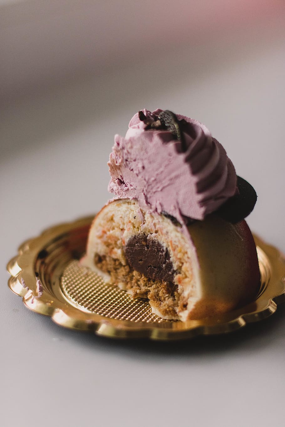 menjar cuit, cocció, pastís, caramels, xocolata, pastís de xocolata, primer pla, crema, cremós, producte diari, deliciós, menjar, fruita, Goody, casolà, gel, indulgència, pastisseria, tall, sucre, saborós, menjar dolç, dolç, postres, menjar i beguda, llest per menjar, frescor, tir de l'estudi, a l'interior, natura morta, temptació, aliments congelats, menjar poc saludable, gelat, al forn, placa, congelat, cap gent, berenar, 5K