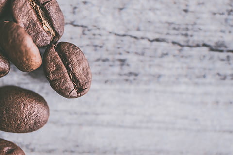 grans de cafè marró, nou, primer pla, nou - aliments, cap gent, marró, menjar i beguda, menjar, alimentació saludable, benestar, dia, centrar-se en primer pla, textura, fruita, frescor, natura morta, a l'aire lliure, gla, naturalesa, full, sec, 4K, CC0, domini públic, lliure de regalies