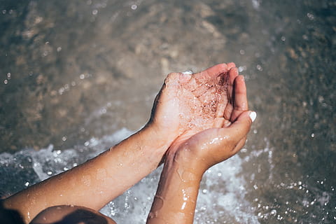 photo de la main, mains, eau, partie du corps humain, main humaine, humide, main, une personne, la nature, partie du corps, en plein air, fermer, nettoyage, la lessive, personne méconnaissable, terre, adulte, le sable, se concentrer sur le premier plan, journée, membre humain, pied humain, pureté, 4K, CC0, domaine public, libre de droits
