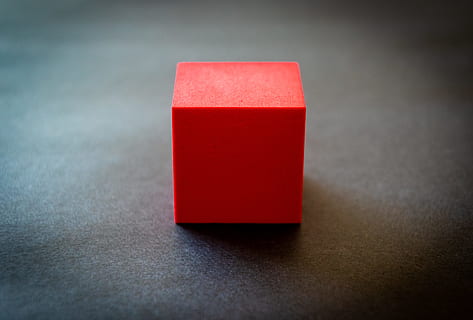 rød kube, blok, terning, skum, rød, form, indendørs, enkelt objekt, ingen mennesker, tæt på, studio skud, grå baggrund, stilleben, bord, enkelhed, selektiv fokusering, grå, farvet baggrund, lyserød farve, forretning, gulve, træ - materiale, fokus på forgrunden, terningform, 5K, CC0, offentligt domæne, royaltyfrie