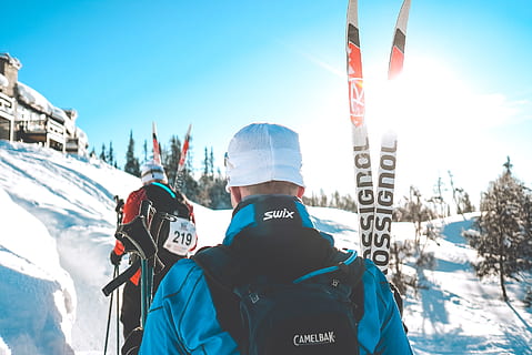 Due, gli uomini di sci sulla neve, persona, umano, natura, all'aperto, abbigliamento, capi di abbigliamento, la neve, gli sport, sport, pista, ghiaccio, casco, folla, montagna, fotografia, foto, viso, ritratto, sciare, cappello, inverno, temperatura fredda, retrovisore, vestiti caldi, persone reali, giorno, attività di svago, cielo, stili di vita, uomini, persone, luce del sole, sport invernali, 4K, CC0, dominio pubblico, privo di copyright