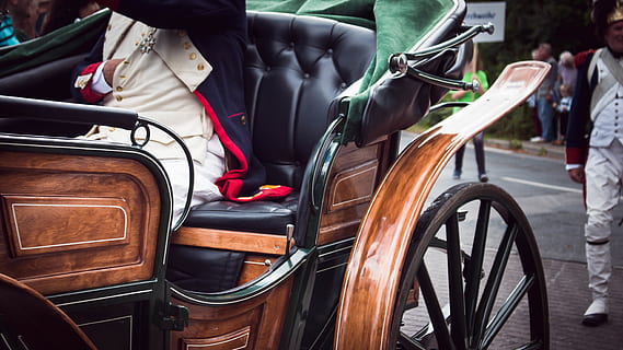 Kutsche, gammel, transportmidler, transportform, dag, land køretøj, retro stylet, tilfældige mennesker, hjul, sæde, fokus på forgrunden, udendørs, stationær, lavt afsnit, rejse, bilsæde, vogn, herrer, gade, 5K, CC0, offentligt domæne, royaltyfrie