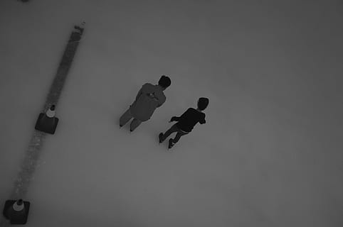 esquiar, fred, patinatge, patinatge sobre gel, temperatura de fred, hivern, neu, persones reals, activitat d'oci, esport, esport d'hivern, grup de persones, estils de vida, gent, vista d’angle alt, dia, naturalesa, homes, unió, congelat, infància, roba calenta, a l'aire lliure, 4K, CC0, domini públic, lliure de regalies