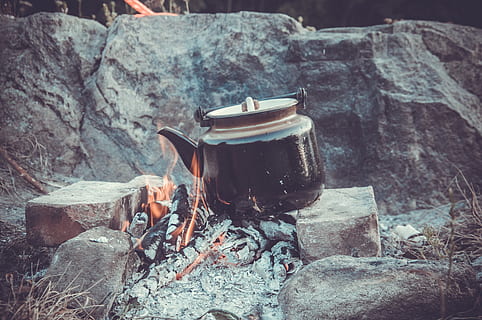 negre, bullidor d'aigua, gris, rock, transport, embarcació, vaixell, motos aquàtiques, Ucraïna, vinnytsia, mineria, tassa, tassa de cafè, olla, runes, dia, cap gent, calor - temperatura, sòlid, menjar i beguda, estri de cuina, cremant, primer pla, metall, foc, preparació, rock - object, foc - fenomen natural, material de fusta, fum - estructura física, equipament per a la llar, naturalesa, contenidor, centrar-se en primer pla, estufa de càmping, 4K, CC0, domini públic, lliure de regalies