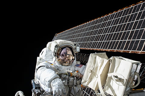 astronauta, spazio, cielo, nero, solo, solitario, navicella spaziale, gravità, gravità zero, volare, pannello solare, tecnologia, energia solare, conservazione dell'ambiente, energia alternativa, energia rinnovabile, combustibile e produzione di energia, sfondo nero, esplorazione dello spazio, scienza, elettricità, natura, ambiente, attività commerciale, sicurezza, industria, in casa, persone, color argento, 4K, CC0, dominio pubblico, privo di copyright