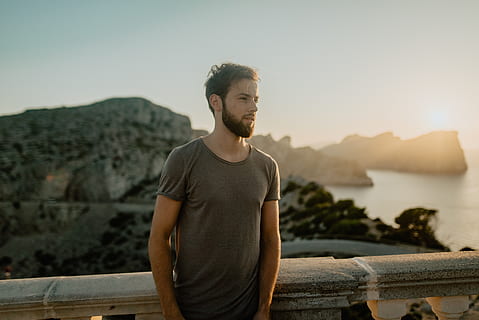 Spanien, Cap de Formentor, eine Person, junger Erwachsener, Lebensstile, Wasser, junge Männer, Legere Kleidung, echte Menschen, Freizeitbeschäftigung, Himmel, Fokus auf den Vordergrund, Natur, Stehen, Wegschauen, Gesichtsbehaarung, Dreiviertel Länge, Bart, draußen, Betrachtung, 5K, CC0, gemeinfrei, lizenzfrei