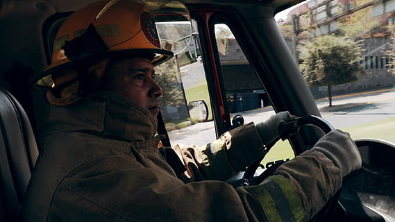 Feuer, Kämpfer, Feuerwehrmann, Panik, Held, Fahrt, Mann, Mann fahren, eine Person, Kleidung, Transportmittel, Porträt, Erwachsene, Männer, Transport, Helm, Kopfschuss, Sitzung, Uniform, Fahren, Tag, Kopfbedeckungen, reifer erwachsener, Landfahrzeug, Glas - Material, reife Männer, 2K, CC0, gemeinfrei, lizenzfrei
