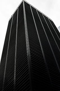 negre, blanc, persianes de finestres, edifici, arquitectura, urbà, ciutat, de gran alçada, edifici d'oficines, fletxa, torre, campanar, dispositiu elèctric, panells solars, gratacels, arbre, planta, hotel, centre de la ciutat, silueta, columna, pilar, vista d’angle baix, cel, estructura construïda, exterior de l'edifici, modern, exterior d’edifici d’oficines, patró, oficina, naturalesa, cap gent, dia, alta - alta, a l'aire lliure, núvol - cel, generació de combustible i energia, en fila, 5K, CC0, domini públic, lliure de regalies