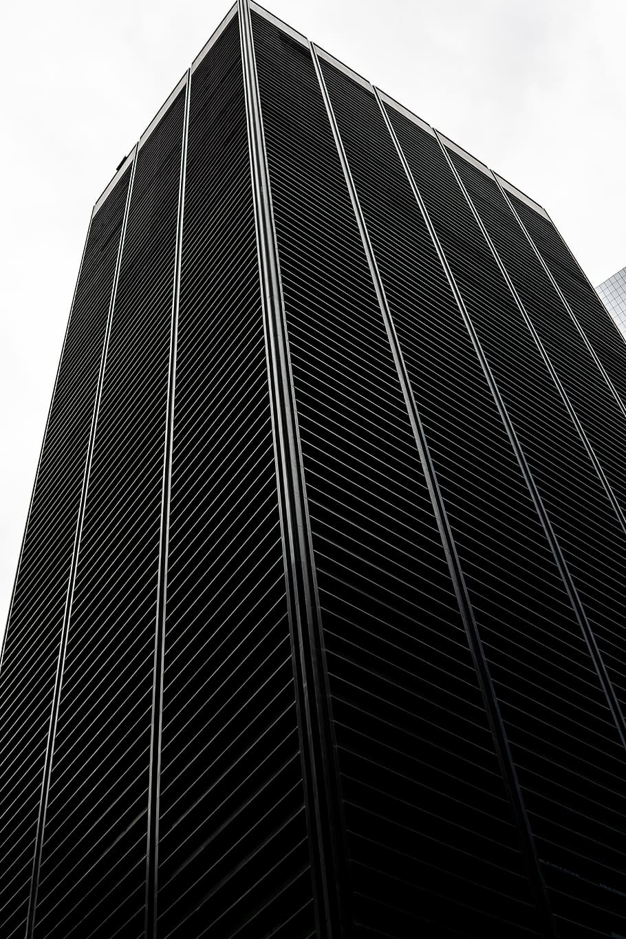 negre, blanc, persianes de finestres, edifici, arquitectura, urbà, ciutat, de gran alçada, edifici d'oficines, fletxa, torre, campanar, dispositiu elèctric, panells solars, gratacels, arbre, planta, hotel, centre de la ciutat, silueta, columna, pilar, vista d’angle baix, cel, estructura construïda, exterior de l'edifici, modern, exterior d’edifici d’oficines, patró, oficina, naturalesa, cap gent, dia, alta - alta, a l'aire lliure, núvol - cel, generació de combustible i energia, en fila, 5K