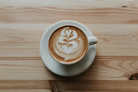 kava, balta, keramikos, arbatėlė, lėkštė, gėrimas, kofeinas, grietinėlė, puodelis, puodelis kavos, skanus, gerti, karšta, latte, latte art, kavos gėrimas, kavos puodelis, kapučino, Maistas ir gėrimai, karštas gėrimas, putos, putotas gėrimas, gaivinimas, natiurmortas, kūrybiškumas, mediena - medžiaga, lentelė, Iš arti, šviežumas, nėra žmonių, indai, nealkoholinis gėrimas, medienos grūdai, 5K, CC0, Viešasis domenas, nemokamai