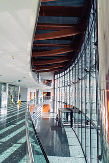 technologického centra, architektura, budova, moderní, železné město, Evropa, městský, sklenka, stavba, uvnitř, přeprava, odraz, architektonický sloup, nikdo, sklo - materiál, strop, podlaha, den, pasáž, koridor, prázdný, cestovat, vchod, parkovací garáž, 4K, CC0, veřejná doména, bez autorských práv