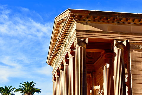 edificio marrone, costruzione, architettura, tempio, culto, santuario, pilastro, colonna, Partenone, albero, pianta, Palma, Arecaceae, estate, rurale, natura, all'aperto, campagna, riparo, urbano, Quartiere, struttura costruita, Inquadratura dal basso, cielo, esterno dell'edificio, colonna architettonica, nessuno, nuvola - cielo, giorno, il passato, storia, destinazioni di viaggio, luce del sole, viaggio, turismo, blu, religione, colonnato, ornato, porta della città, 5K, CC0, dominio pubblico, privo di copyright