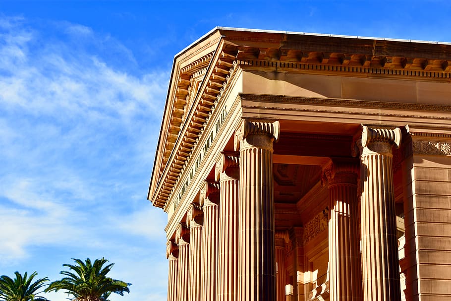 edificio marrone, costruzione, architettura, tempio, culto, santuario, pilastro, colonna, Partenone, albero, pianta, Palma, Arecaceae, estate, rurale, natura, all'aperto, campagna, riparo, urbano, Quartiere, struttura costruita, Inquadratura dal basso, cielo, esterno dell'edificio, colonna architettonica, nessuno, nuvola - cielo, giorno, il passato, storia, destinazioni di viaggio, luce del sole, viaggio, turismo, blu, religione, colonnato, ornato, porta della città, 5K