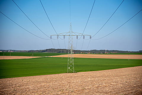energia, elettricità, linea, attuale, alta tensione, linee elettriche, strommast, paesaggio, pilone, Elektrik, elettricista, Alimentazione elettrica, isolatori, voltaggio, linea elettrica, cielo, cavo, campo, natura, terra, nessuno, giorno, erba, tecnologia, connessione, pilone dell'elettricità, combustibile e produzione di energia, ambiente, all'aperto, pianta, sport, cielo sereno, 5K, CC0, dominio pubblico, privo di copyright