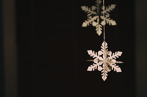 neu, hivern, blanc, fred, temps, decoració, Nadal, festa, Festival, cap gent, primer pla, a l'interior, forma d'estrella, còpia espai, celebració, floc de neu, decoració de Nadal, forma, penjant, temperatura de fred, naturalesa, nit, patró, fons negre, fosc, adorn de Nadal, 2K, CC0, domini públic, lliure de regalies