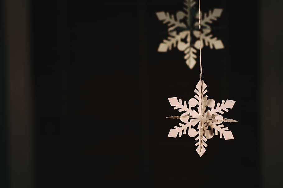 neu, hivern, blanc, fred, temps, decoració, Nadal, festa, Festival, cap gent, primer pla, a l'interior, forma d'estrella, còpia espai, celebració, floc de neu, decoració de Nadal, forma, penjant, temperatura de fred, naturalesa, nit, patró, fons negre, fosc, adorn de Nadal, 2K