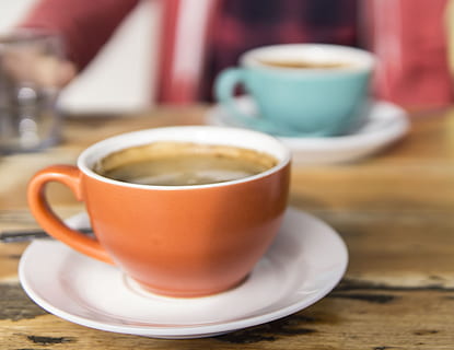 poc profund, foto del focus, taronja, ceràmica, tassa, blanc, plat, begudes, trencar, esmorzar, marró, cafeteria, cafeïna, cappuccino, primer pla, cafè, tassa de cafè, beguda de cafè, crema, tasses, deliciós, beure, espresso, calenta, beguda calenta, mocha, porcellana, cullera, taula, te, menjar i beguda, refresc, cafè - beguda, vaixella, centrar-se en primer pla, menjar, cap gent, te - beguda calenta, tassa de te, latte, 4K, CC0, domini públic, lliure de regalies