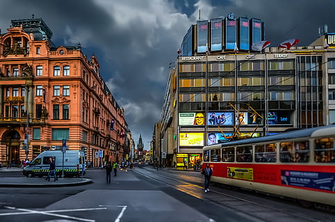 persona, in piedi, accanto, treno, architettura, edifici, città, nuvole, centro, strada, cittadina, traffico, tram, mezzi di trasporto, sistema di trasporto, urbano, veicolo, esterno dell'edificio, modo di trasporto, nuvola - cielo, struttura costruita, cielo, veicolo terrestre, persone accessorie, trasporto pubblico, auto, veicolo a motore, vita di città, costruzione, natura, funivia, via della città, all'aperto, 2K, CC0, dominio pubblico, privo di copyright