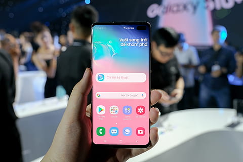 Smartphone Android activat, tecnologia sense fils, comunicació, tecnologia, persones reals, telèfon intel·ligent, centrar-se en primer pla, mà humana, dispositiu d’informació portàtil, connexió, telèfon mòbil, pantalla, estils de vida, pantalla tàctil, persones incidentals, dones, adult, celebració, utilitzant el telèfon, mà, telèfon, a l'aire lliure, dit, 5K, CC0, domini públic, lliure de regalies
