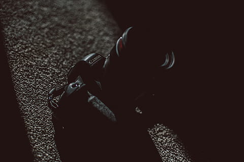 noir, appareil photo reflex numérique, caméra, électronique, la photographie, Humain, la personne, photo, jumelles, caméra vidéo, photographe, appareil photo numérique, peau, objectif de la caméra, appel du devoir, tête, spirale, bobine, sangle, phare, lumière, protège-objectif, une personne, à l'intérieur, Vrais gens, fermer, modes de vie, photo du visage, partie du corps humain, Hommes, vue grand angle, adulte, portrait, Activité de loisir, problèmes sociaux, femmes, partie du corps, en portant, foncé, panneau d'avertissement, prise de vue en studio, fond noir, 5K, CC0, domaine public, libre de droits