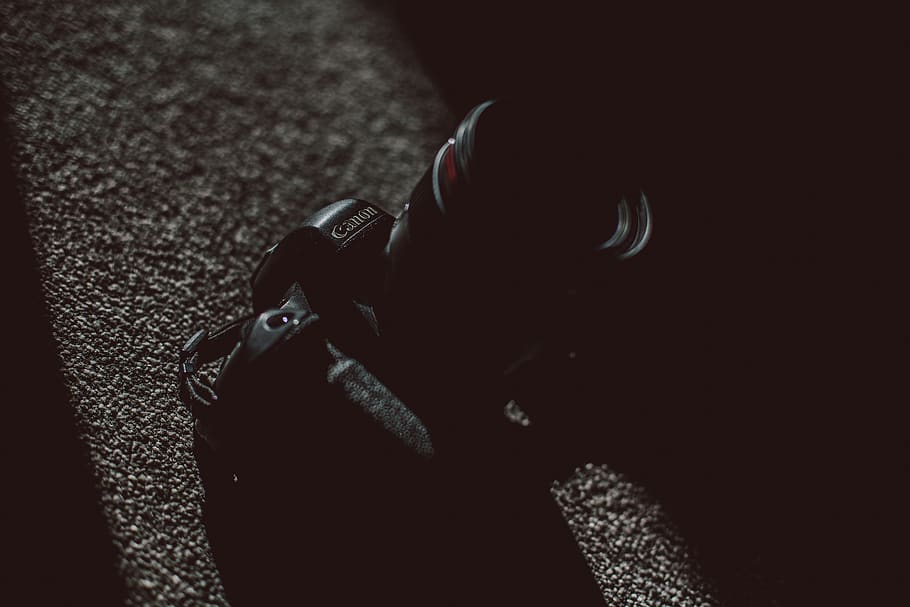 nero, canon dslr camera, telecamera, elettronica, fotografia, umano, persona, foto, binocolo, videocamera, fotografo, Camera digitale, pelle, lenti della macchina fotografica, Call of Duty, capo, spirale, bobina, cinghia, faro, luce, copriobiettivo, una persona, in casa, persone reali, avvicinamento, stili di vita, colpo alla testa, parte del corpo umano, uomini, vista dall'alto, adulto, ritratto, attività di svago, questioni sociali, donne, parte del corpo, detenzione, buio, segnale di pericolo, girato in studio, sfondo nero, 5K