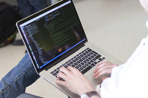 photo, , xamarin, le piratage, pirater, mains, homme, personnes, Humain, dispositifs, dispositif, écran, clavier, code, développement, développeur, programmeur, la programmation, La technologie, technologie, portable, Technologie sans fil, ordinateur, la communication, utilisant un ordinateur portable, lien, Vrais gens, une personne, main humaine, partie du corps humain, table, dispositif d'information portable, dactylographie, Hommes, main, à l'intérieur, adulte, meubles, surfer sur le net, 4K, CC0, domaine public, libre de droits