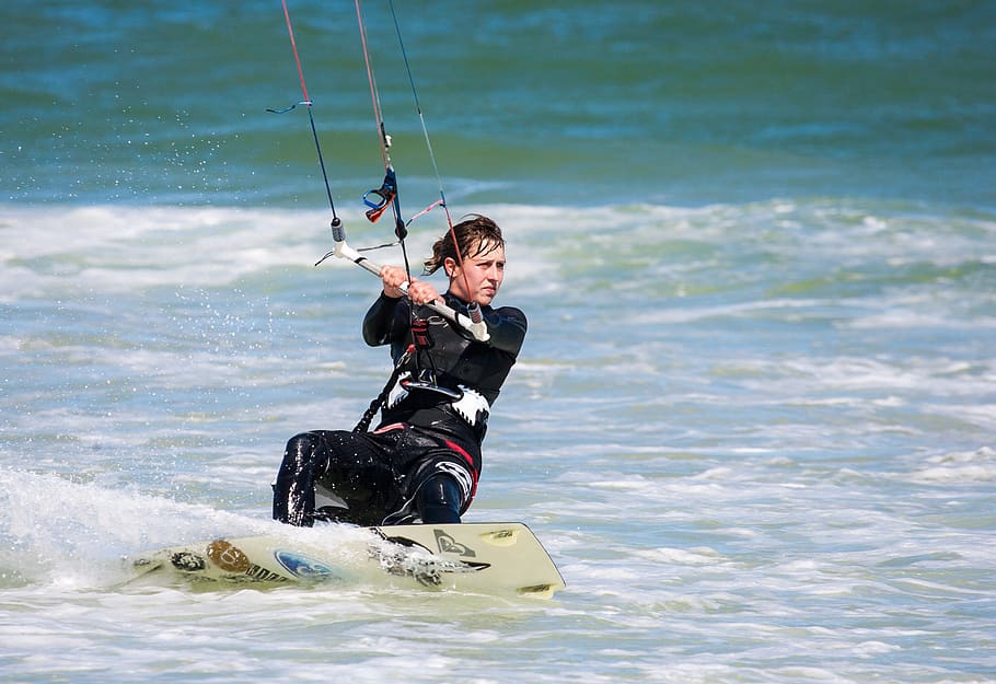 kitesurfer, cos, aigua, acció, actiu, aventura, platja, diversió, extrem, femella, cometa, kiteboarding, kitesurf, oci, moviment, oceà, persona, recreació, mar, vora del mar, velocitat, esports, estiu, navega, taula de surf, surfboarding, surfista, surf, Esports aquàtics, onades, esport, activitat d'oci, persones reals, una persona, celebració, estils de vida, homes, naturalesa, esport aquàtic, davant del mar, Esports extrems, dia, longitud completa, a l'aire lliure, habilitat, 2K
