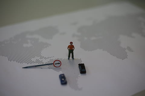 carros, mapa, boneco, Brasil, sustentabilidad, mobilidad, modelo, una persona, longitud total, vista de alto ángulo, en pie, gente real, naturaleza, actividad de ocio, día, estilos de vida, vista trasera, hombres, niño, forma, arquitectura, adentro, forma geometrica, foto de estudio, nube - cielo, compuesto digital, 5K, CC0, dominio público, libre de derechos